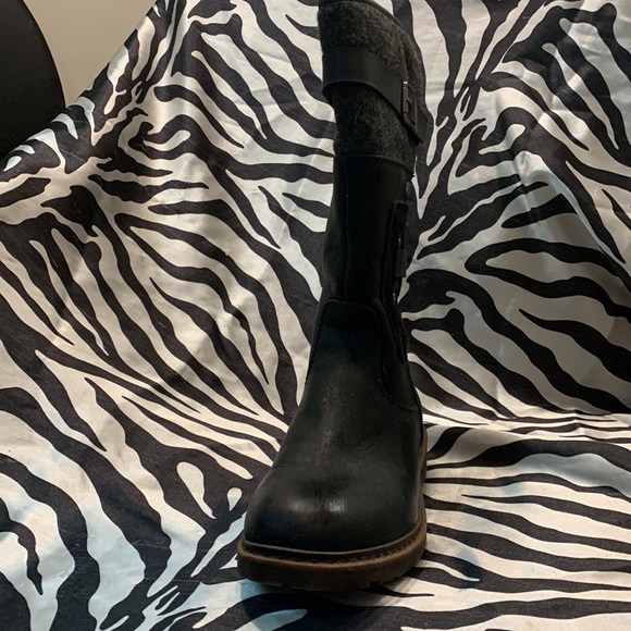 Rieker ladiea size 7 leather boot with buckles lined with Sheppa wool. - Picture 2 of 8